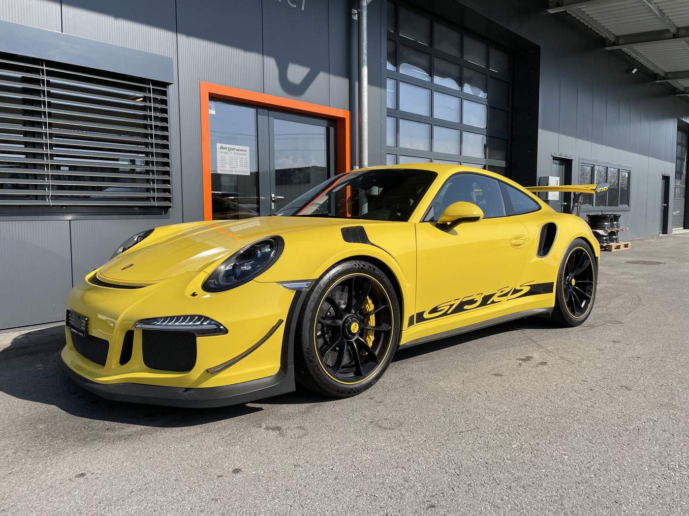 Porsche 911 GT3 RS in Gelb vor der Garage Bergerspeed